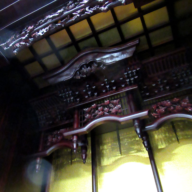 豪華な仏壇に相応しいしっかりとした天井