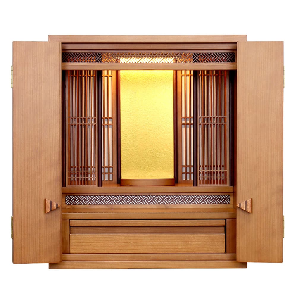 サクラ色の仏壇の扉を開いた写真