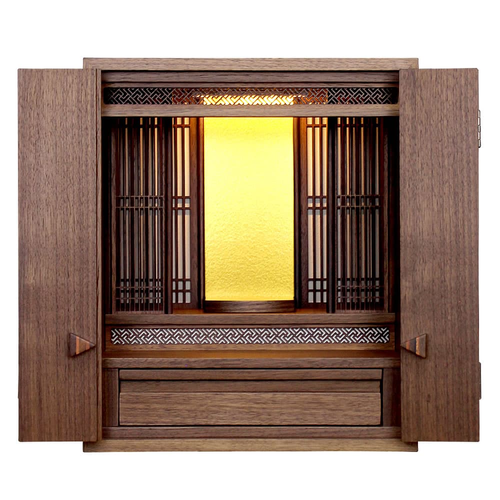 ウォールナット色の仏壇のライトを付けた写真