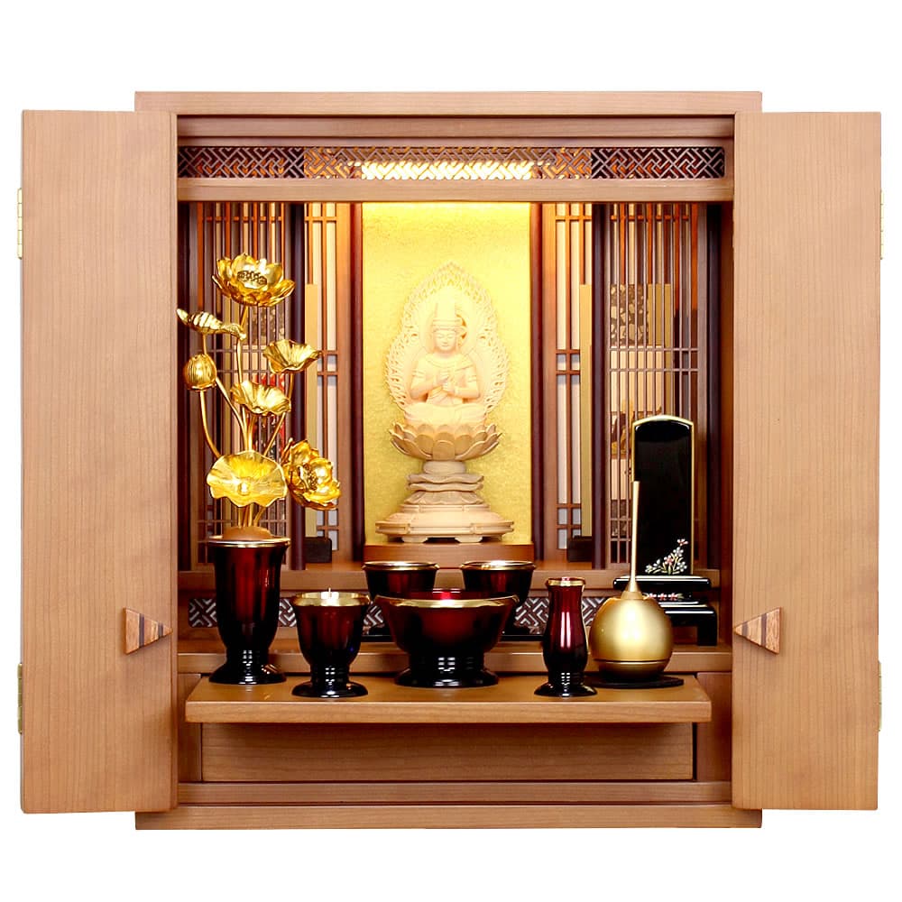 サクラ色のお仏壇に実際に仏具を並べた写真