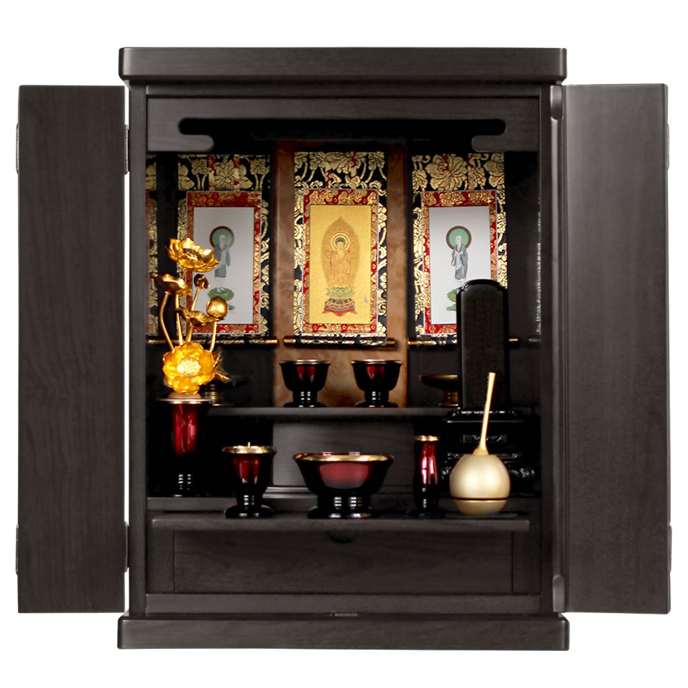 黒檀調の仏壇に仏具を並べた写真