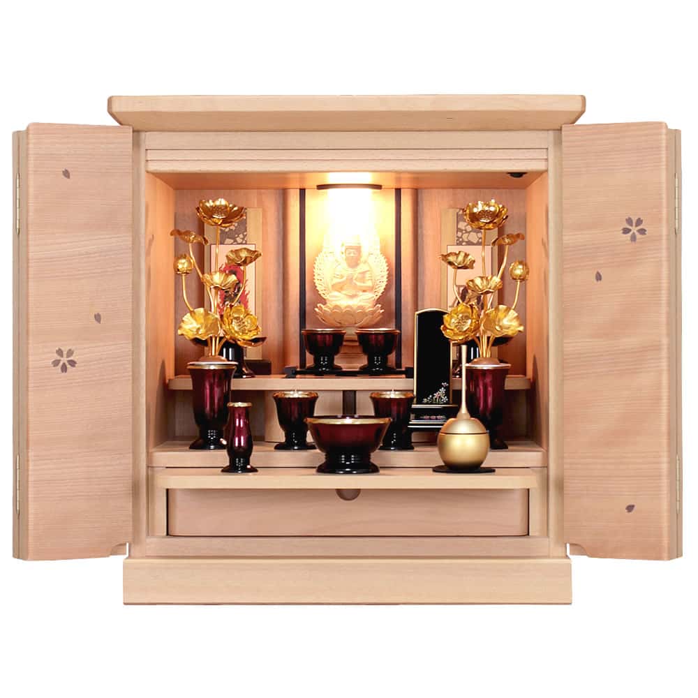 サクラ色のお仏壇に実際に仏具を並べた写真