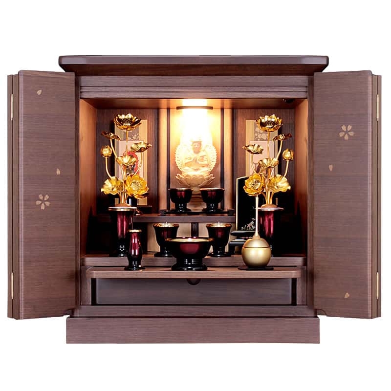 ウォールナット色のお仏壇に実際に仏具を並べた写真