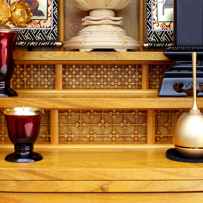 仏壇内部の本尊台などにも四つ葉が描かれています