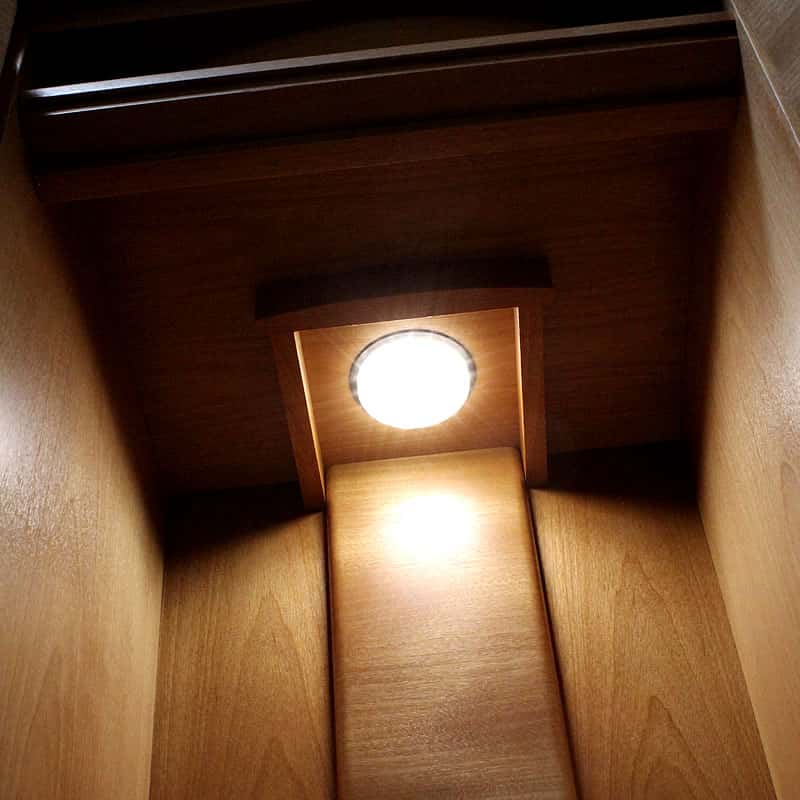 天井にはLEDライトでしっかり照らしてくれます