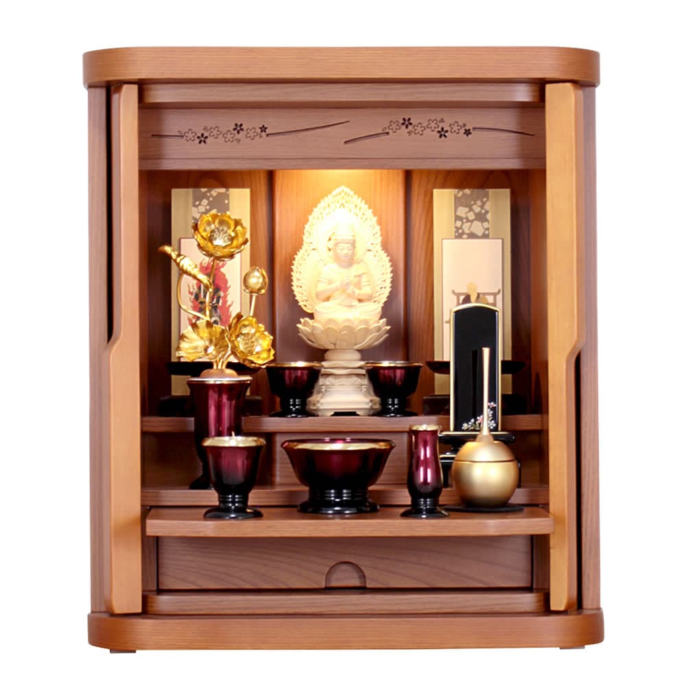 ケヤキ色のお仏壇に実際に仏具を並べた写真