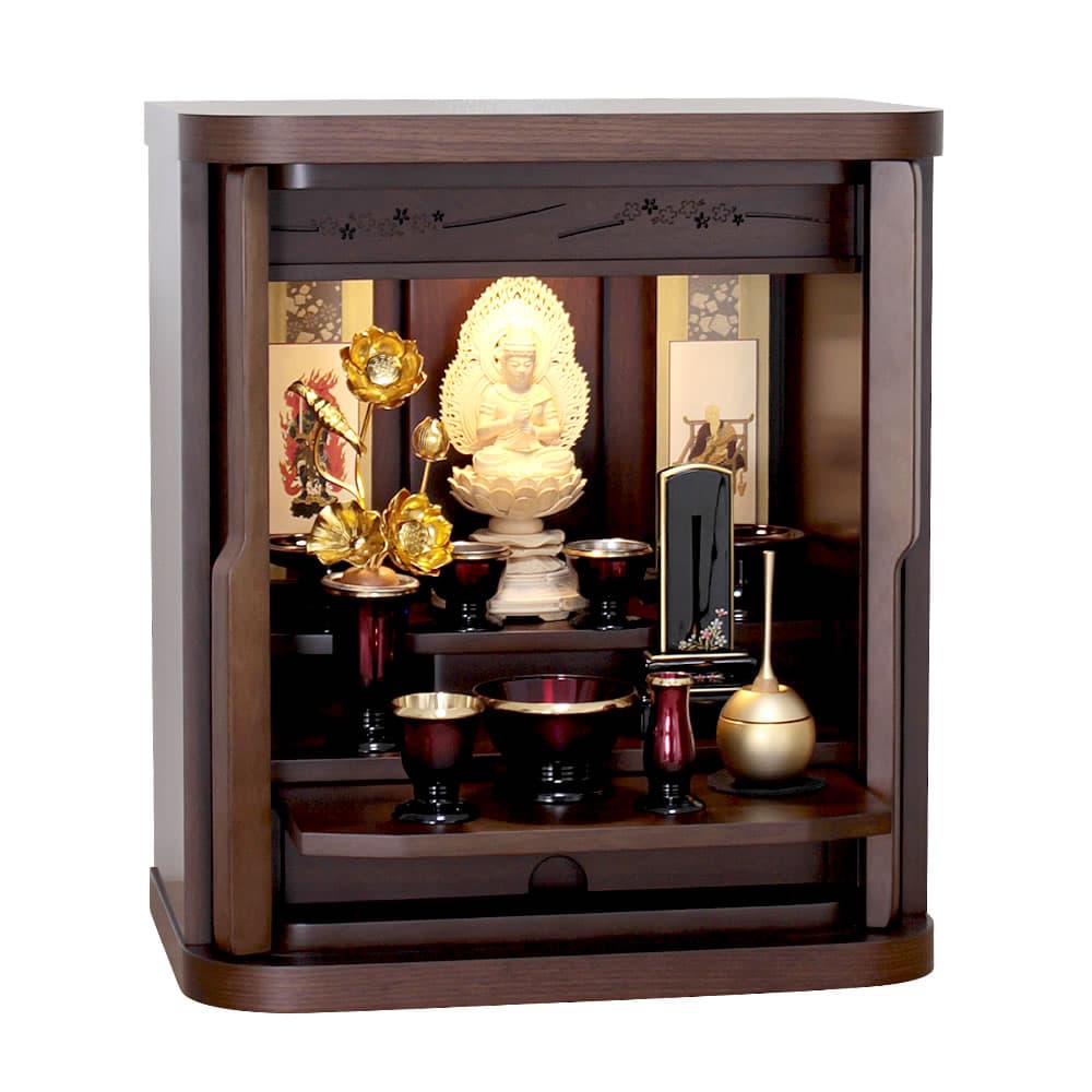 ウォールナット色のお仏壇に仏具を並べた斜めからの写真