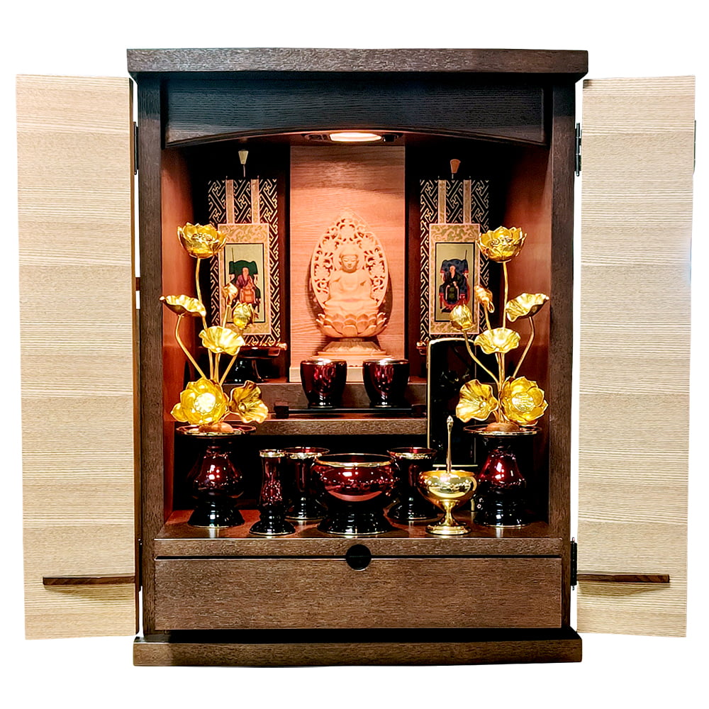 タモツートン色のお仏壇に実際に仏具を並べた写真