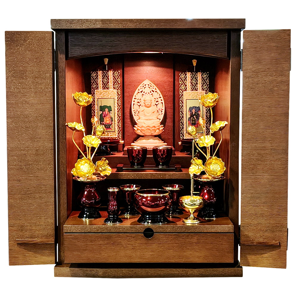 タモ色のお仏壇に実際に仏具を並べた写真