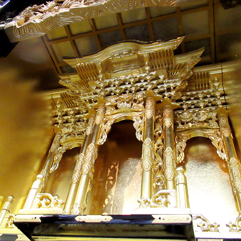 柱の彫りや美しい宮殿の天井部
