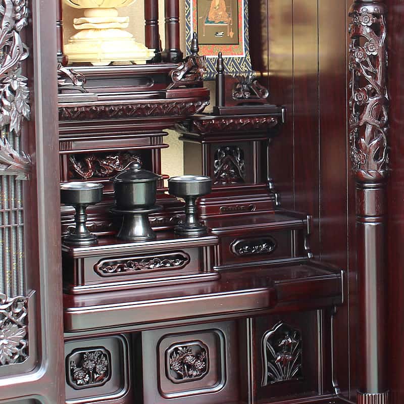 仏壇内部にも至る所に彫りがあり柱にも綺麗な彫り