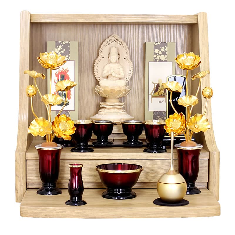 ナチュラル色のお仏壇に実際に仏具を並べた写真