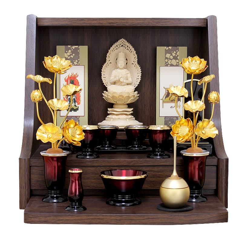 ウォールナット色のお仏壇に実際に仏具を並べた写真