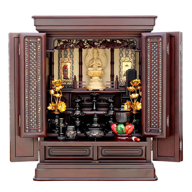 紫檀のお仏壇に仏具を並べた写真