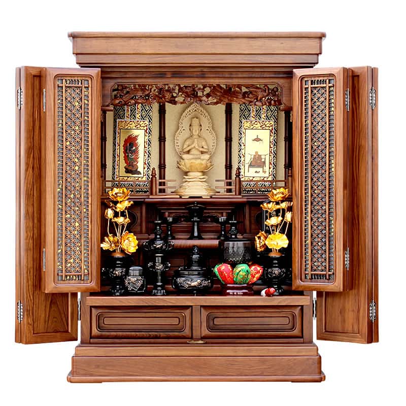 栴檀のお仏壇に仏具を並べた写真
