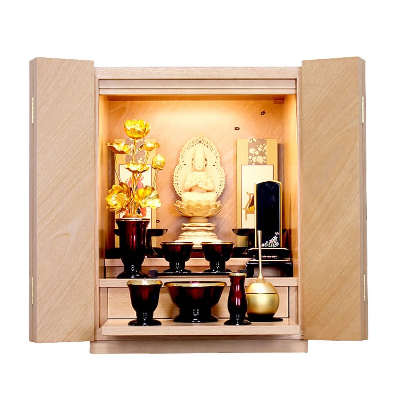 ライトを付けてお仏壇に実際に仏具を並べた写真