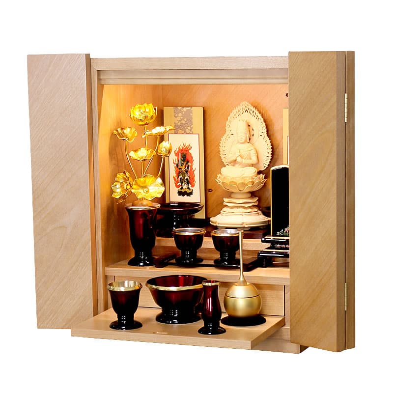 ライトを付けてお仏壇に仏具を並べた斜めからの写真